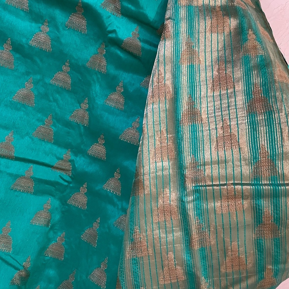 Green Silk Saree with Zari woven thread work and elegant rich pallu - Picture 3 of 5